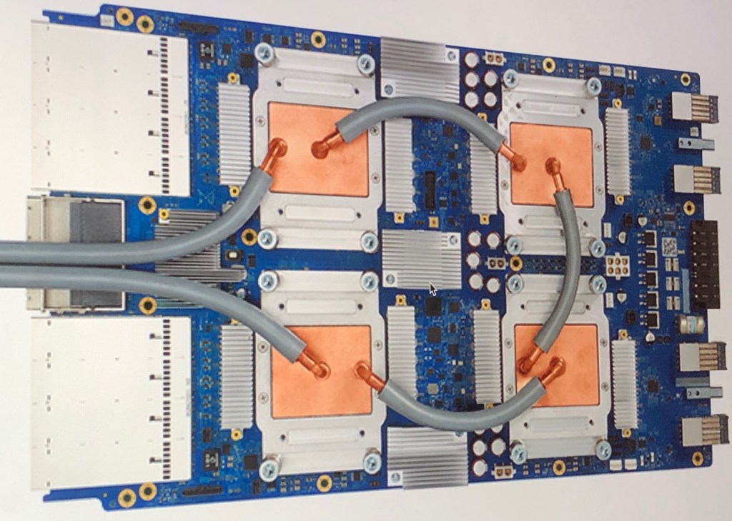 Procesor Google TPU v3 z widocznym układem ASIC oraz miedzianym blokiem chłodzenia cieczą w centrum modułu akceleratora